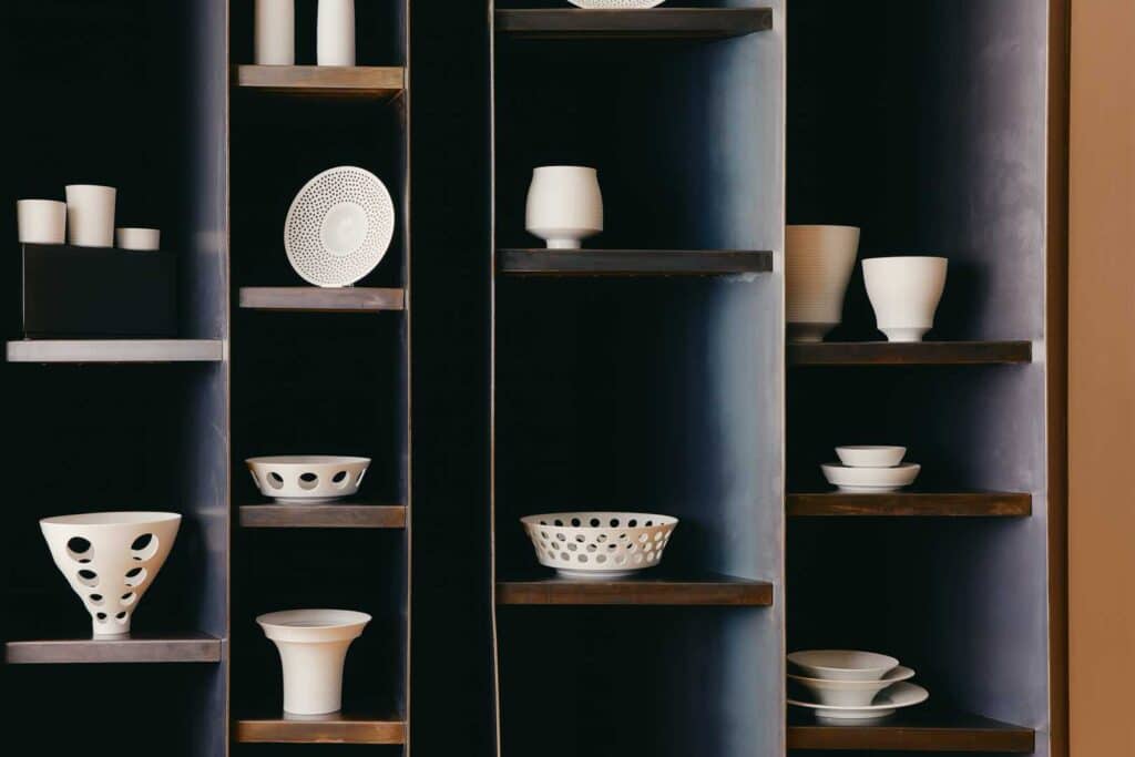 Referenzbild Hering Odoo Migration regalwand mit Porzellan Elementen